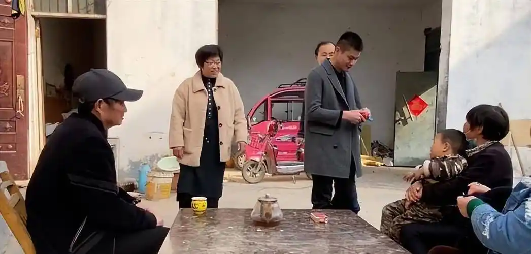 一名25岁的农民工与一名28岁的老师相亲.