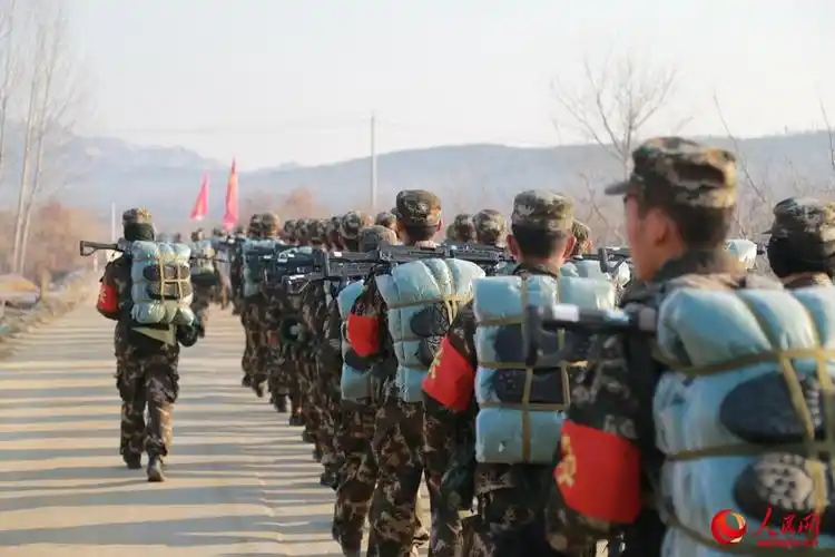 新战士负重行军.杨磊摄