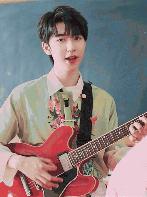 贺峻霖百忧戒吉他花絮照#贺峻霖锡纸烫造型,又酷又帅,氛围感绝了