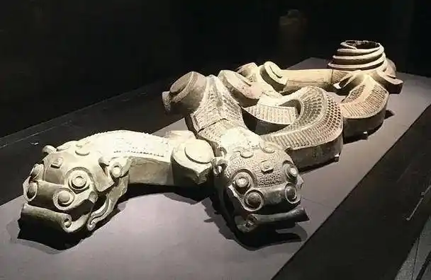 陕西省历史博物馆藏有一组战国-秦的青铜龙(图1),龙体中空,形体巨大