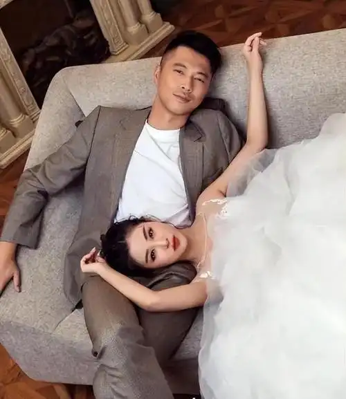 有种"整容"叫王雷结婚,老婆李小萌变化不大,他却"脱胎换骨"
