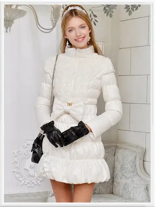 粉红大布娃娃 冬装白色立体玫瑰盘花中长款羽绒服