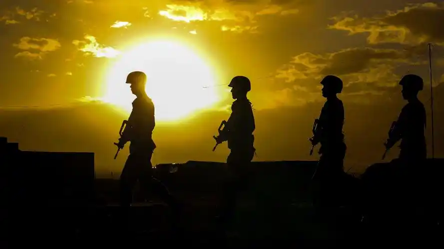 强军摄影作品展映高海拔下士兵的坚手