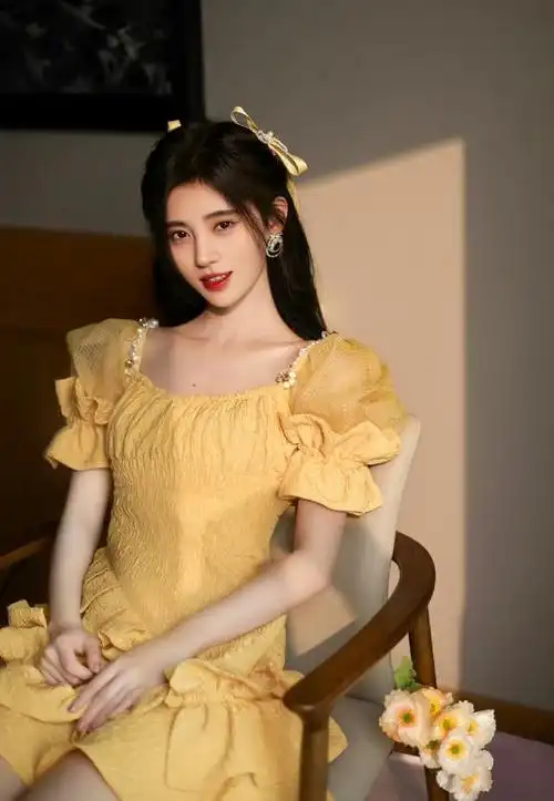 2020年5月,鞠婧祎还在湖南长沙参演了"青春万岁"—五四青年节联欢晚会