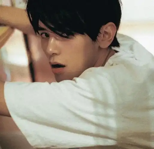 男生头像因为买到好看的风衣