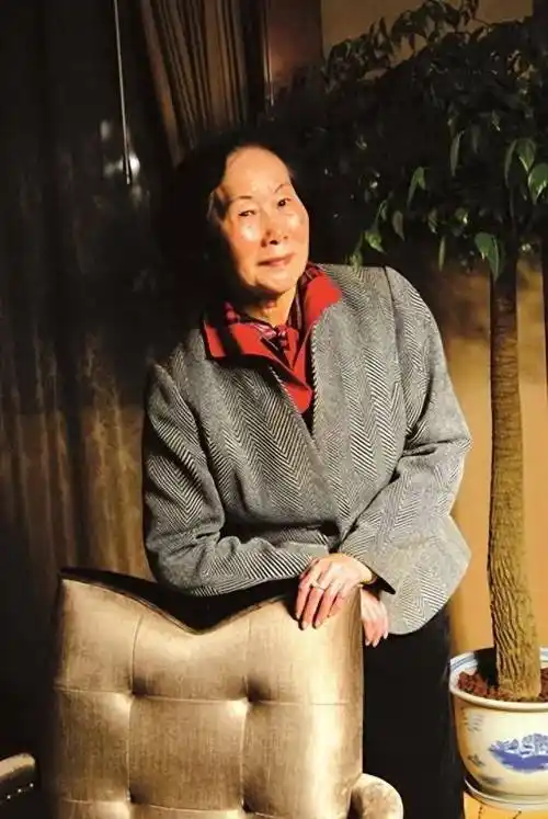 著名女导演王好为:与摄影家丈夫无儿无女,晚年与猫狗为伴