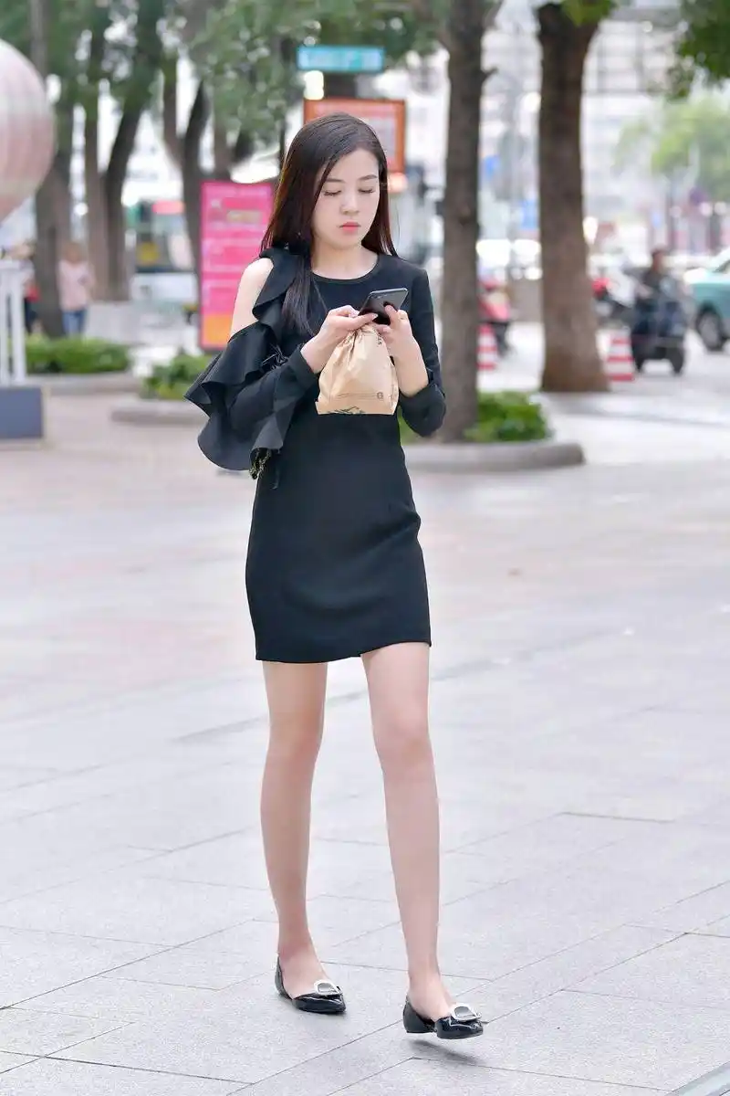 这一位小姐姐透露着大白腿非常的迷人.