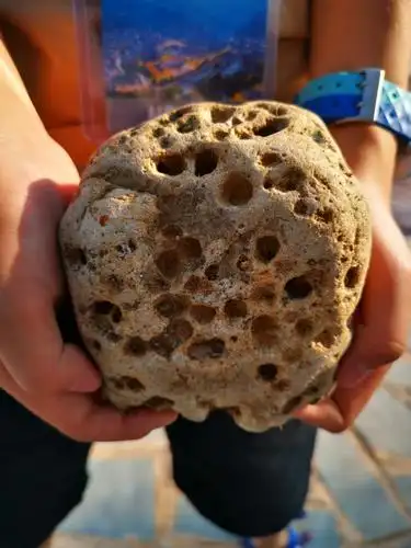 团友们在购物店,儿子捡到洞洞石头