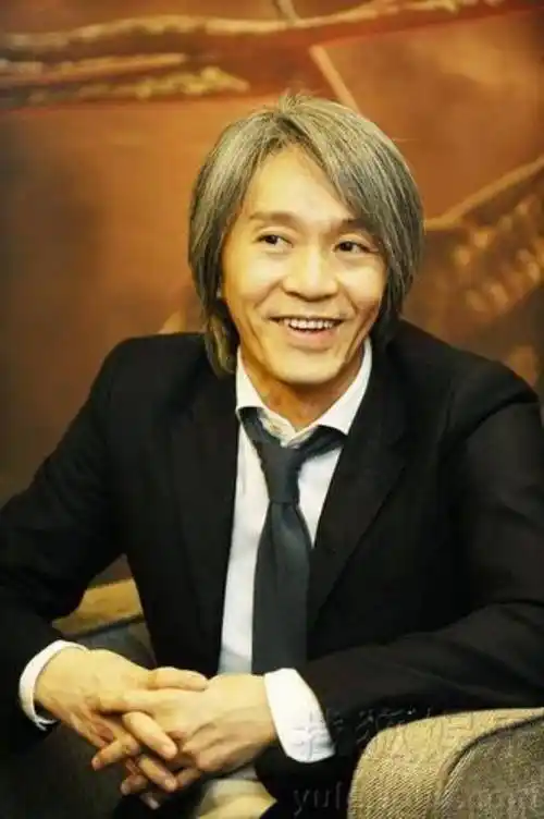 周星驰与大小杨哥合照:星爷手揽两兄弟微笑,星爷请吃港式茶点_照片