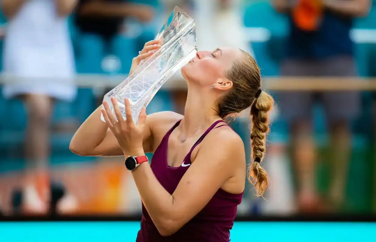 捧杯图来了~92 再次祝贺科维托娃夺得#wta1000#迈 - 抖音