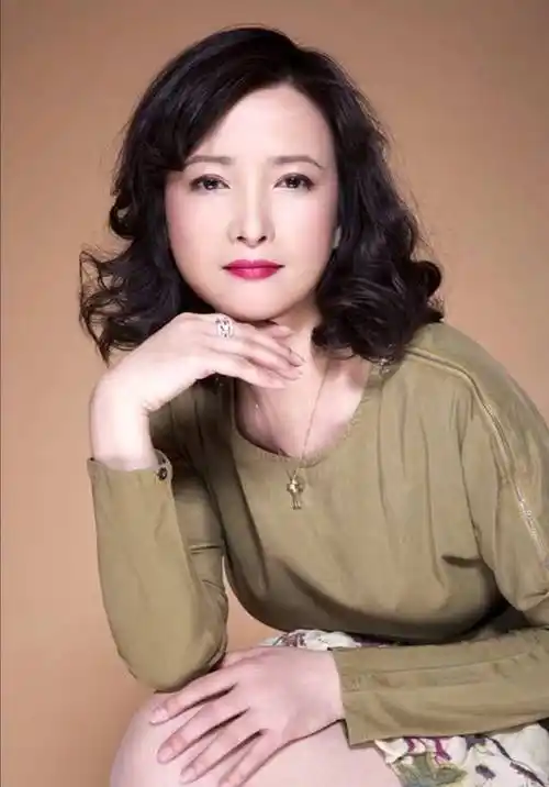 58岁何晴选择自然老去穿红裙身材大走样幸亏容貌还是那么耐看