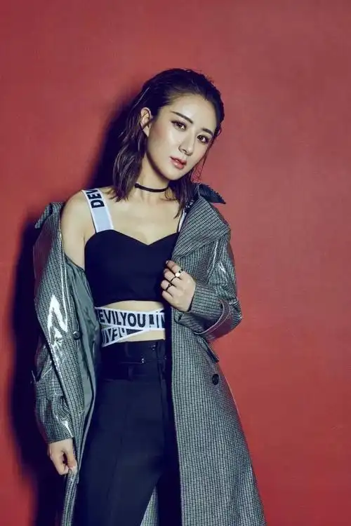 薇娅真不愧是带货女王身穿衬衫搭配高腰短裤细腰长腿抢眼抢镜