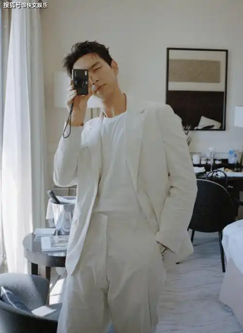 33岁男星李现新宠曝光!随身携卡片照相机,随时记录身边明星趣事