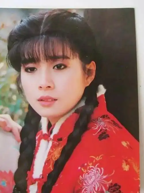 她被琼瑶捧红了13年,红得发紫时退出娱乐圈,定居海外,再无音讯