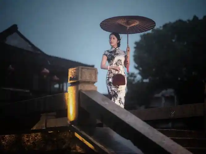 江南美女雨中漫,滑嫩手冷湿裙衫.