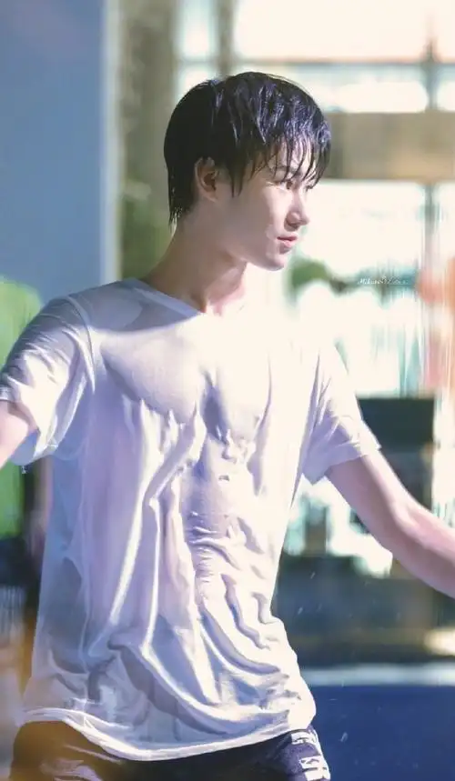 张真源腹肌#现在是晚上对吧7515张真源是成年人对吧7515那