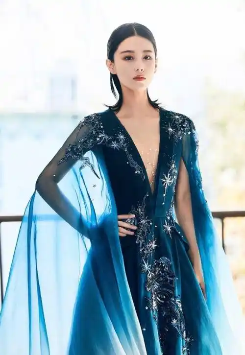 张馨予分享最新时尚照,穿西装走起黑白冷酷风,气场全开满满男友范!