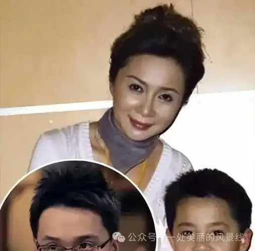 62岁蔡明近照曝光,市场亮相引发热议!神似童年,容颜令人惊艳!