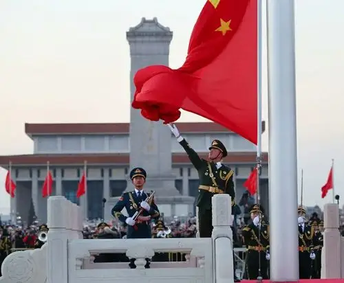 写美篇  众所周知,在天安门广场上观看升国旗,是一件非常庄严而又