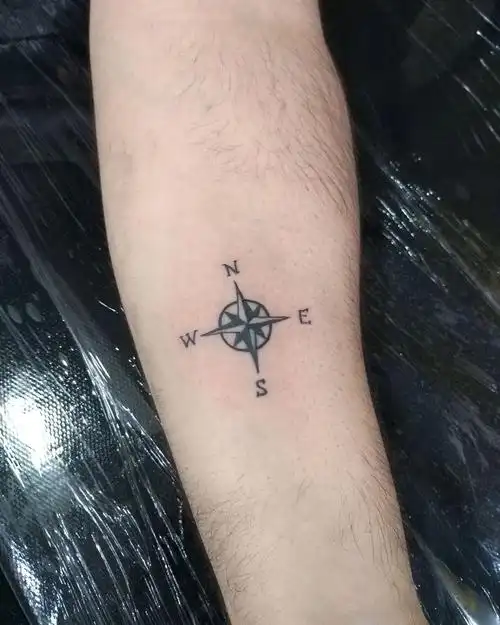 做临时演员的徐先生小臂指南针纹身图案