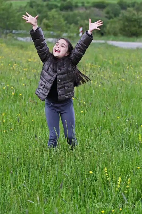 可爱的小女孩跳来跳去玩得很开心