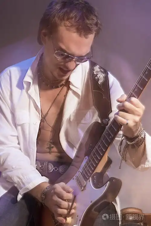 男性的吉他手弹电吉他.用闪光灯拍摄