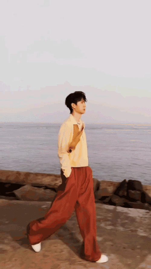 王一博##王一博香槟色飘带上衣##王一博走路背影