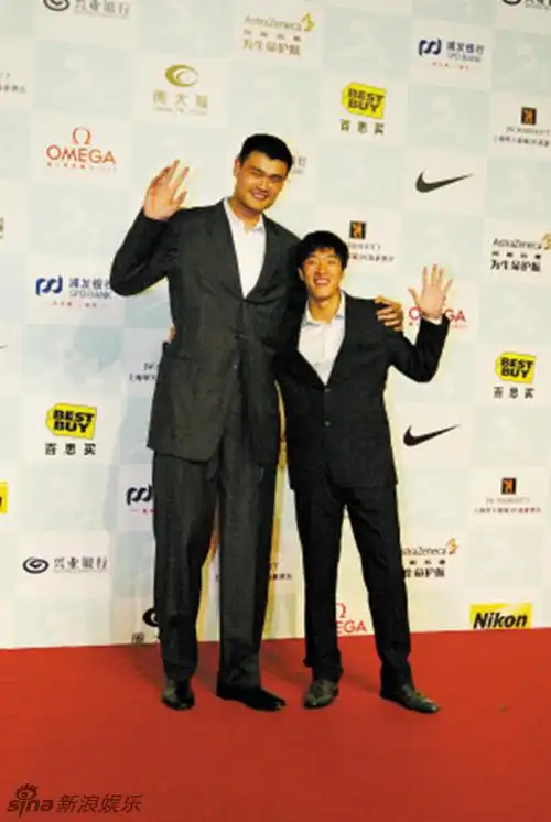 身高决定气场,没事儿别想不开和姚巨人合影!