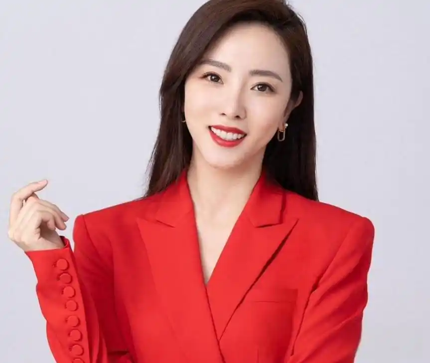 李思思离职:细节暴露其野心 央视主持人李思思离职,原因可能与工资