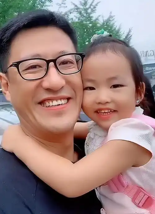 演员于震:二婚娶小13岁娇妻,连生三胎,如今一家五口其乐融融