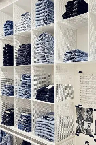 ▼白色穿孔金属板陈列架突显牛仔布料材质,shelves made by white