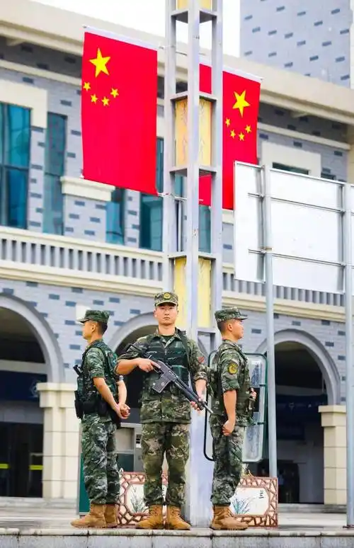 站岗放哨万家灯火团圆时用怎样的方式度过佳节看看他们在军营这个"第