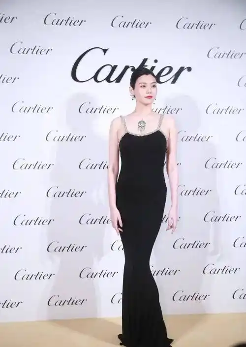 奚梦瑶太不让婆婆省心挺9个月孕肚练高难度瑜伽就差外空翻了