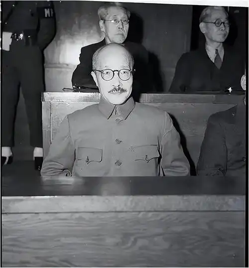 侵华战犯东条英机绞刑现场:活活挣扎12分钟,死前被吓哭丑态百出