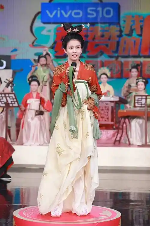 9位女星唐风造型刘亦菲梦华录桃花妆美翻迪丽热巴唐装造型被嫌难看