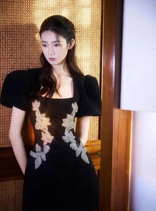 张艺凡京城古韵写真黑裙红房典雅唯美展现东方气韵之美