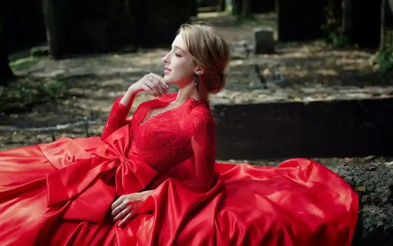 壁纸 美丽的红裙子女孩,金发