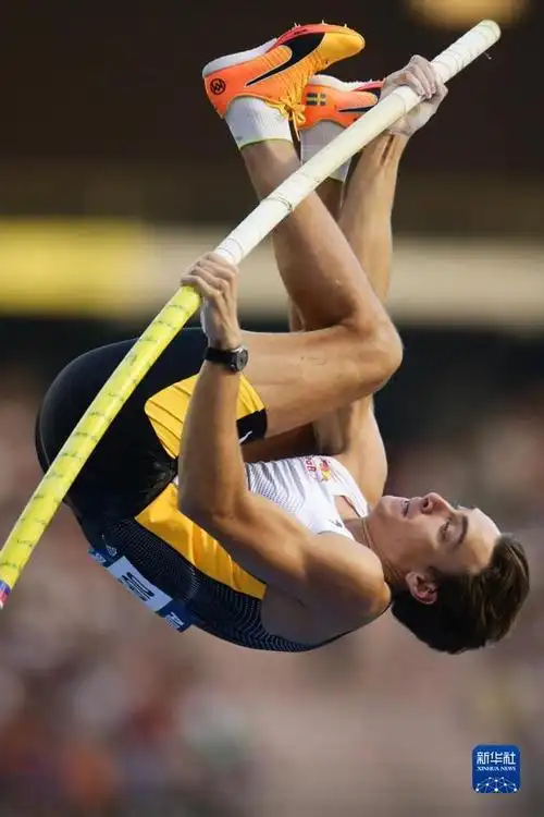 9月8日,瑞典选手杜普兰蒂斯在男子撑杆跳高比赛中.