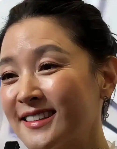 53岁李英爱无滤镜下曝光真实模样,皱纹不少,没整容自然衰老,却越看越