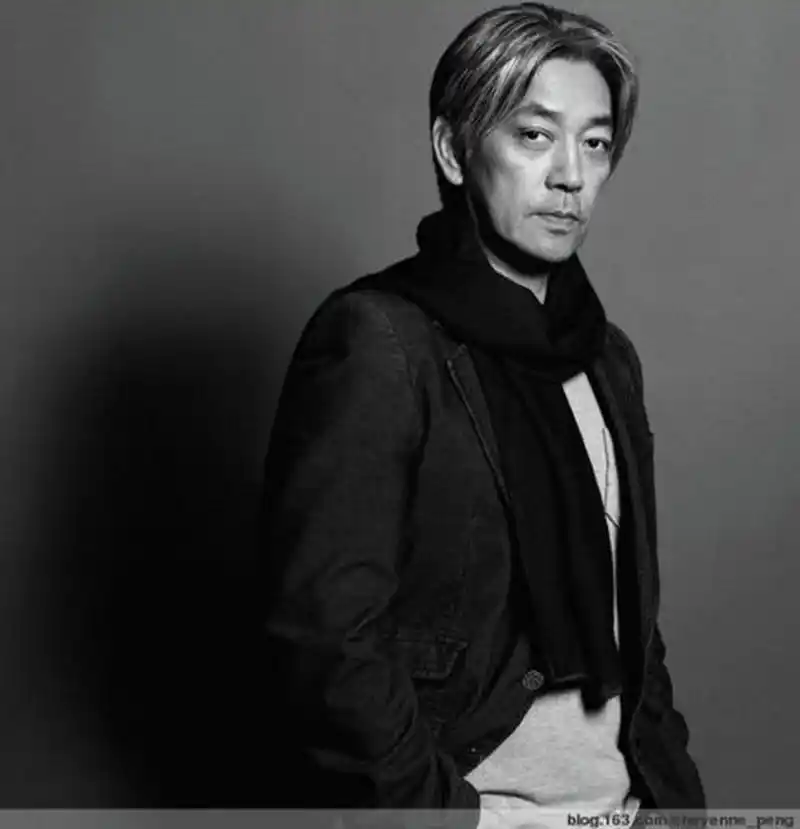 板本龙一位 顶级的音乐作家     1952年出生于日本东京 坂本龙一极小