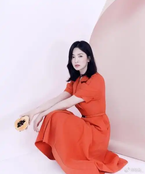 宋慧乔晒简约风穿搭写真表情冷酷眼睛会说话