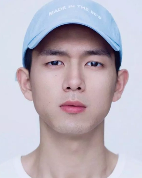 李现晒大头照自拍当看到最后一张照片时网友羡慕了