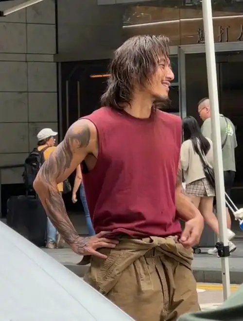 谢霆锋|留胡子|肩膀_新浪新闻