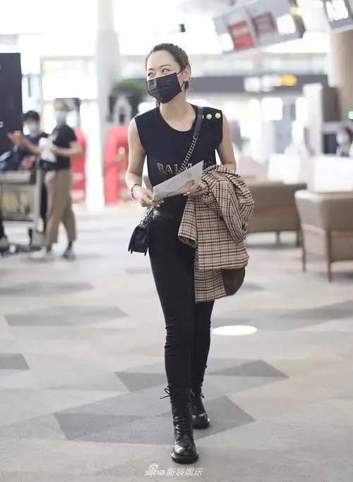 白冰全黑look搭机 获赠面包超人自画开心玩自拍