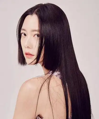 女生从后面看头发左右两边短,中间长的叫什么发型