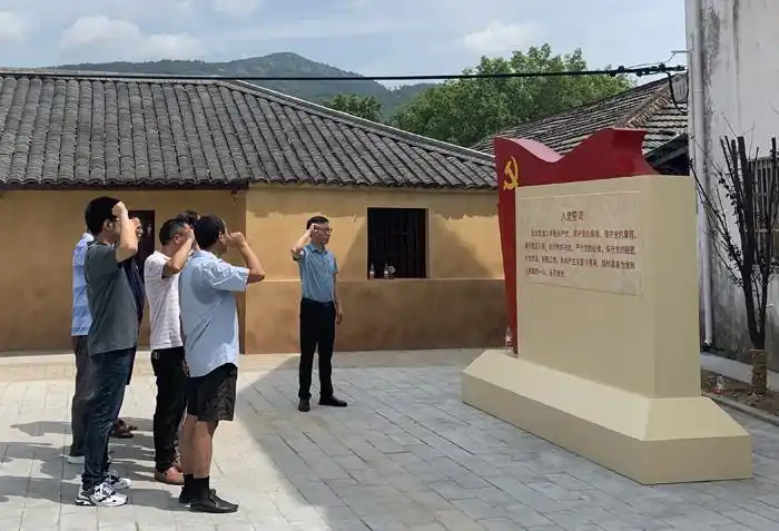 桐城市挂车河初中党支部开展为党旗添彩为党徽增光主题党日活动