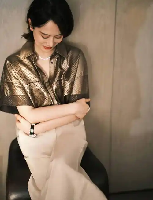 海清时尚写真释出香槟缎面衬衣典雅摩登