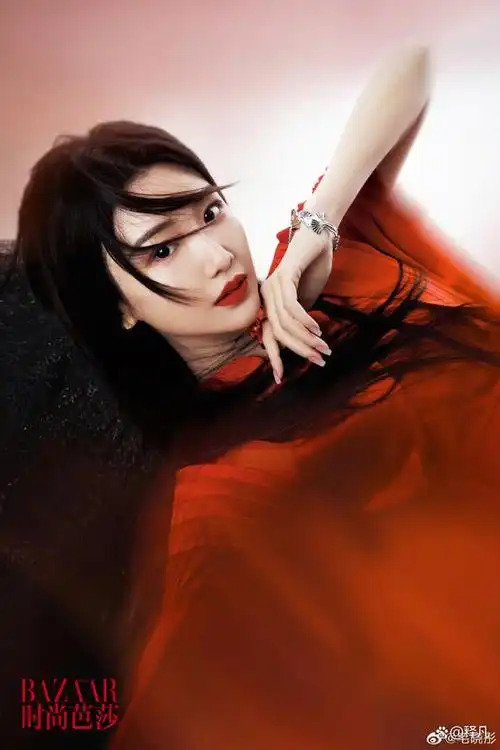毛晓彤红衣写真超妩媚!雪肤玉貌身材曼妙美得让人窒息