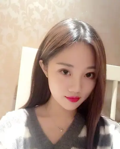 女生在网络上晒出了自己的一系列生活照,年仅20岁的她已经获得过"青乐