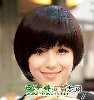 文章插图胖脸女生,一款齐刘海的短发发型,棕色的染发,这